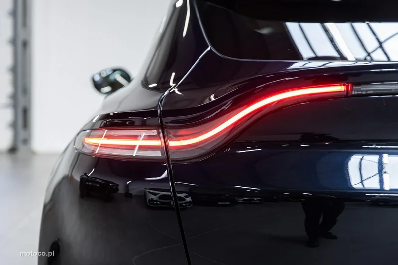 Aston Martin DBX 80