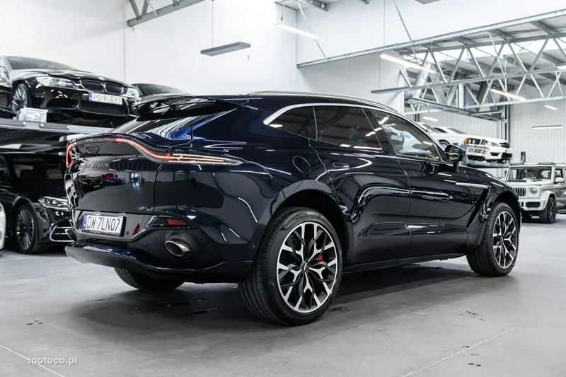 Aston Martin DBX 9