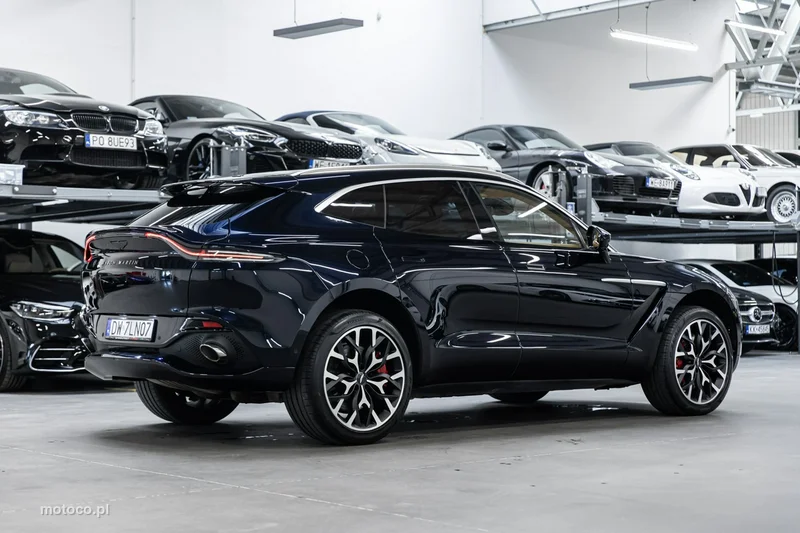 Aston Martin DBX 10