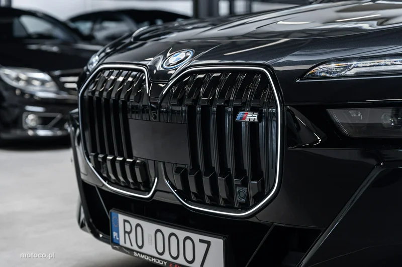 BMW M760 11