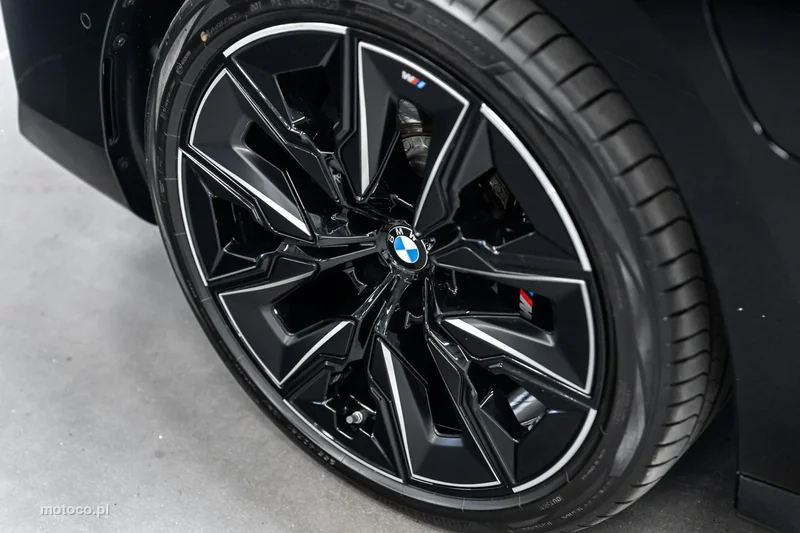 BMW M760 12