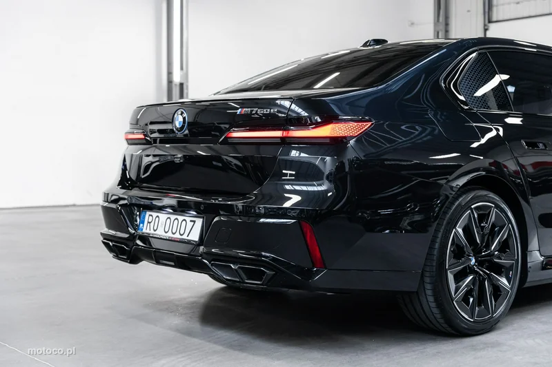 BMW M760 13