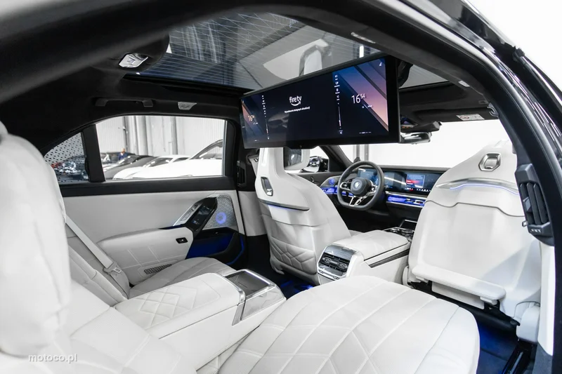 BMW M760 16
