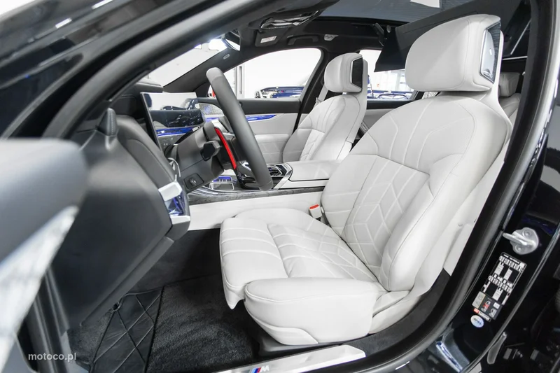 BMW M760 18