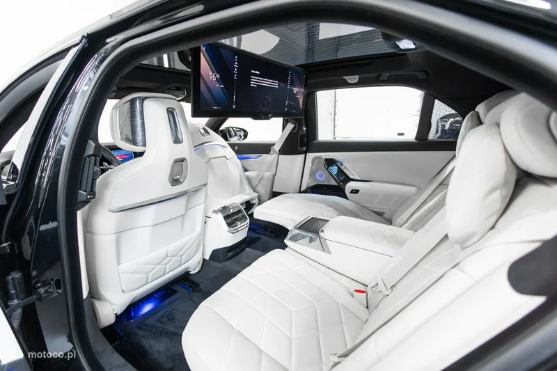 BMW M760 21
