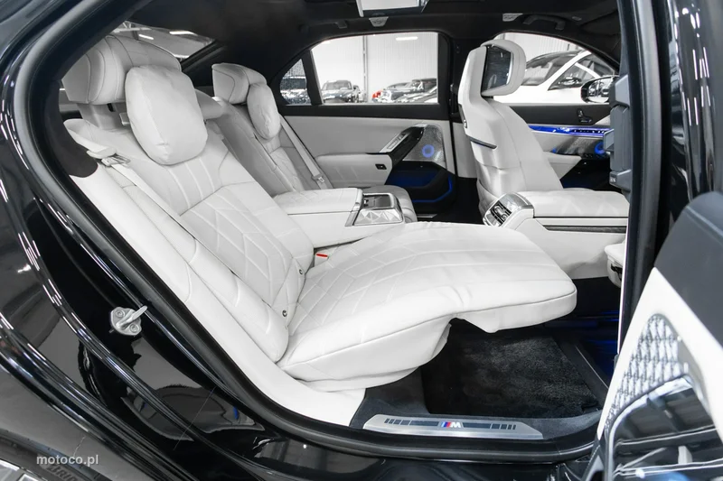 BMW M760 22