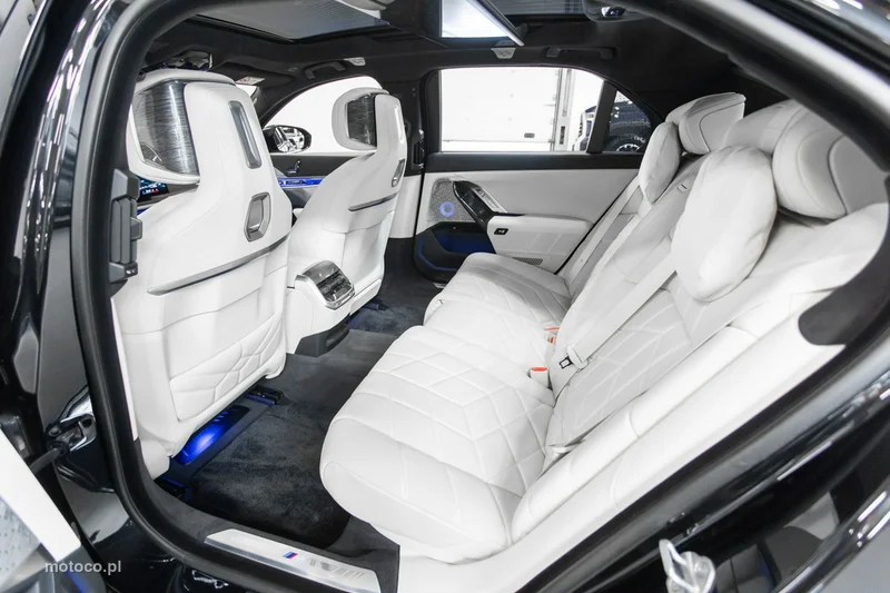 BMW M760 23