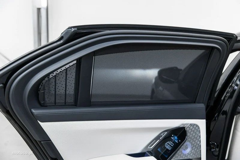 BMW M760 33