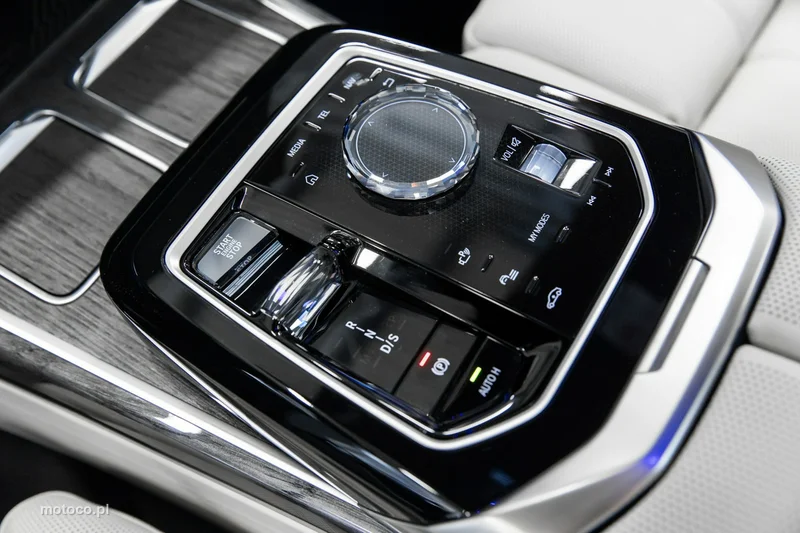 BMW M760 35