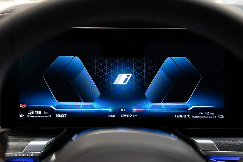 BMW M760 36