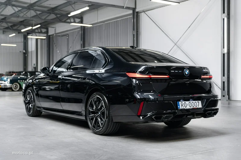 BMW M760 8