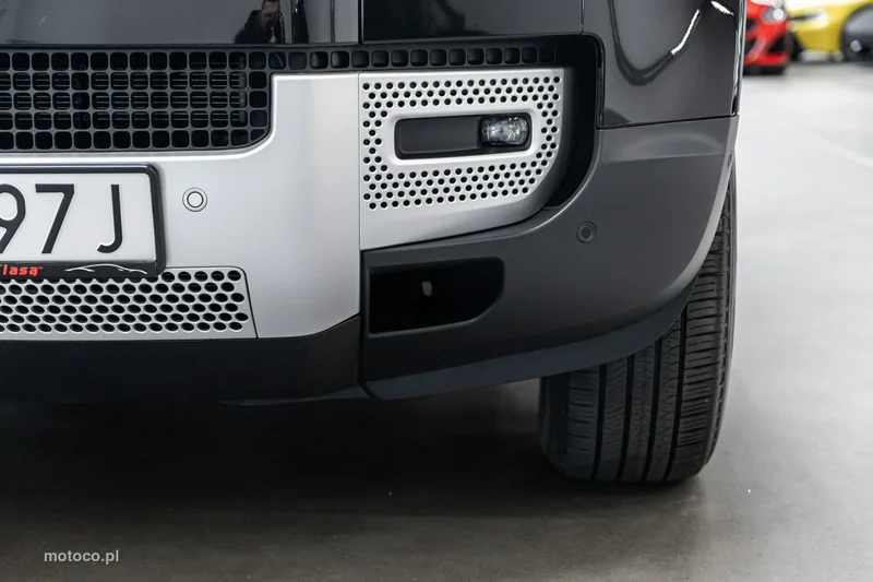 Land Rover Defender 12