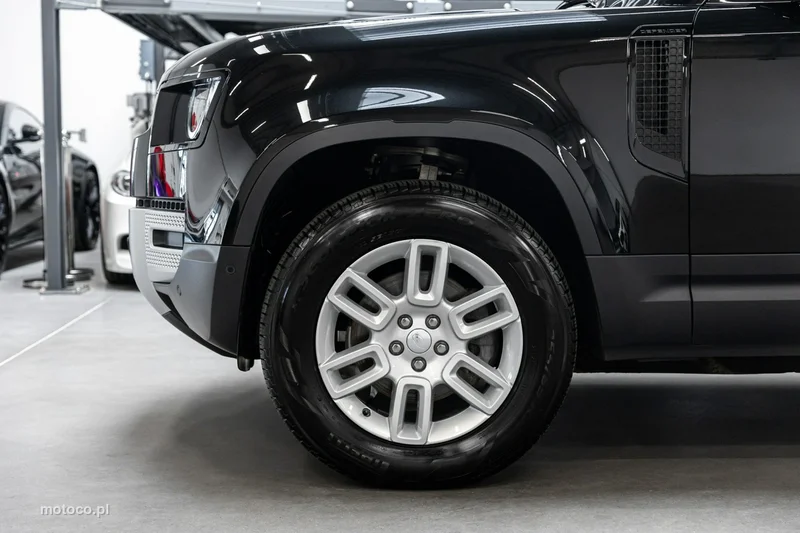 Land Rover Defender 13
