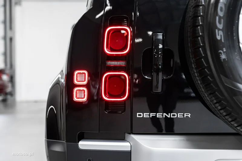 Land Rover Defender 14