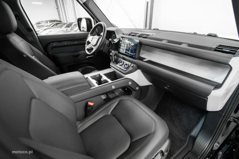 Land Rover Defender 17