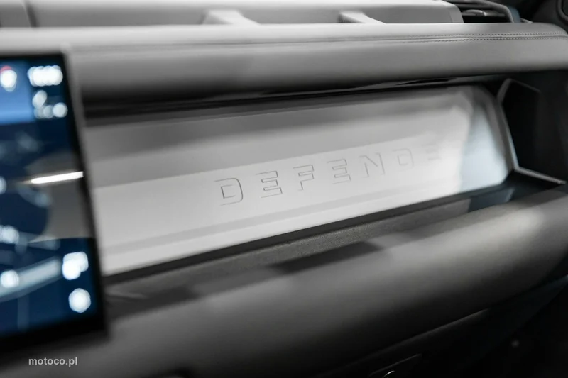 Land Rover Defender 25