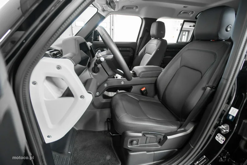 Land Rover Defender 26