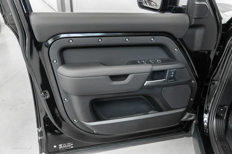 Land Rover Defender 27