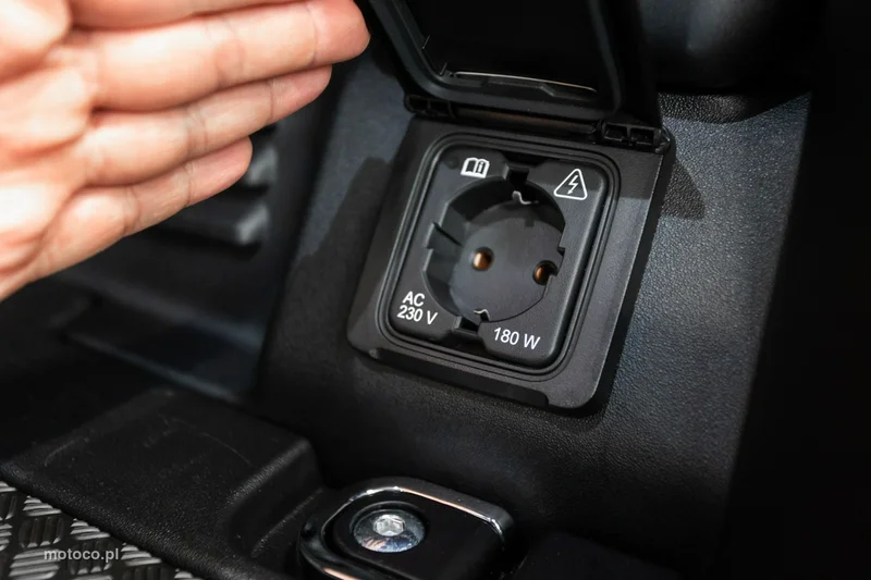 Land Rover Defender 34