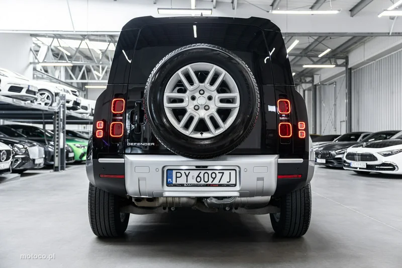 Land Rover Defender 9