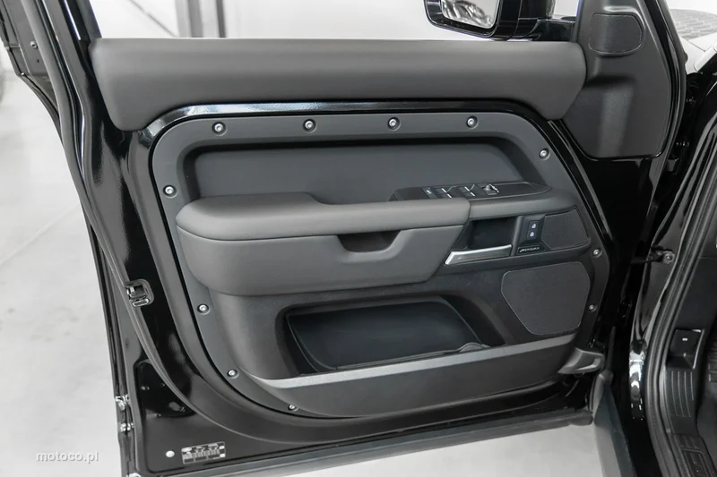 Land Rover Defender 27