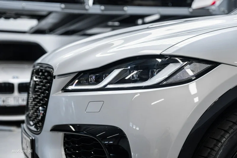 Jaguar F-Pace 12
