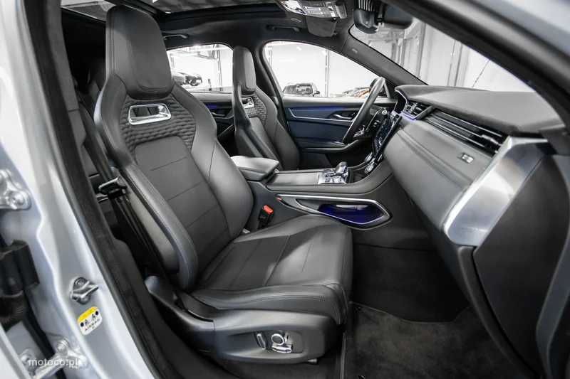Jaguar F-Pace 23