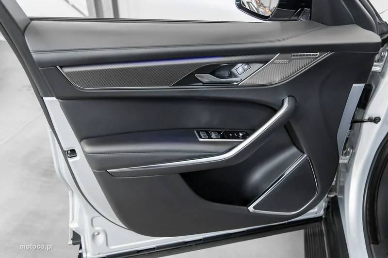 Jaguar F-Pace 32