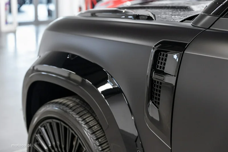 Land Rover Defender 16