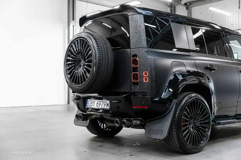 Land Rover Defender 22