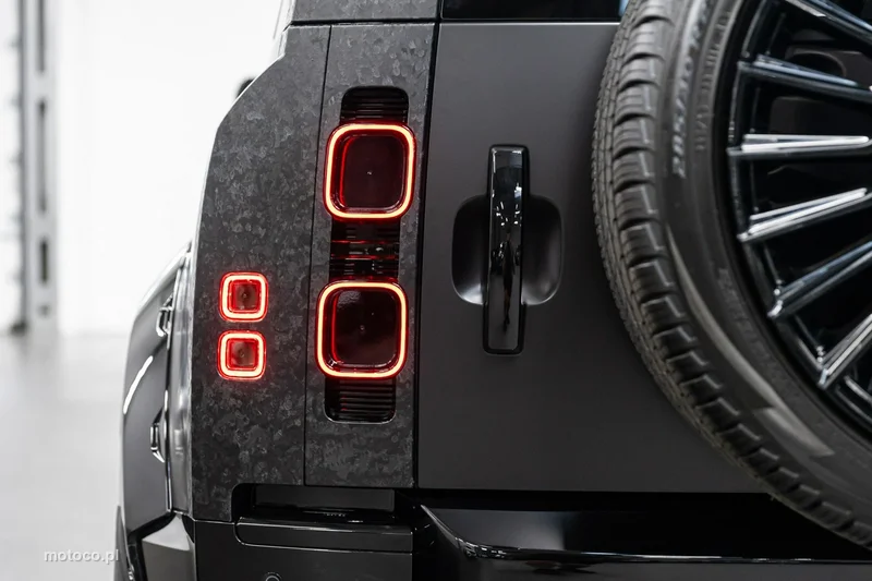 Land Rover Defender 24