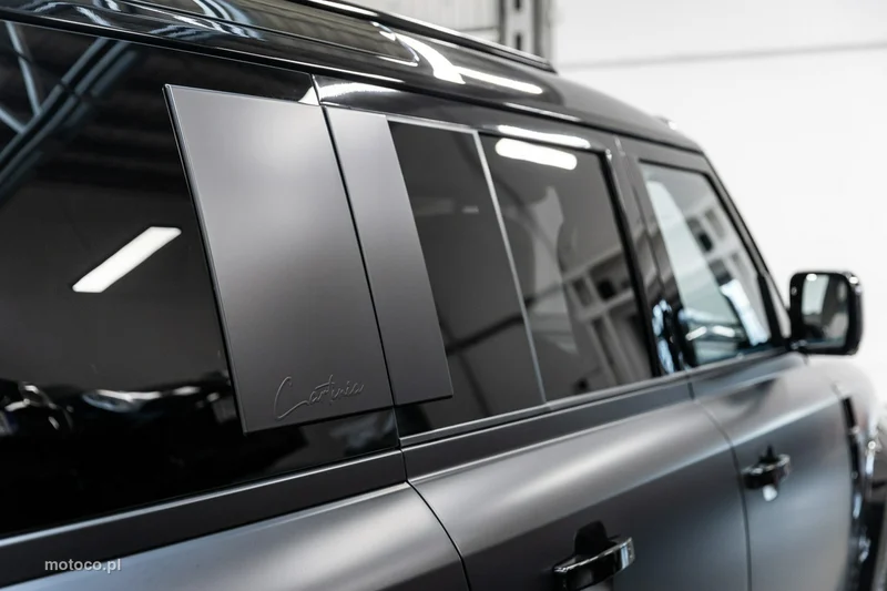 Land Rover Defender 52
