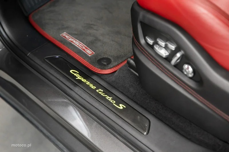 Porsche Cayenne 9YA Cayenne Turbo 64