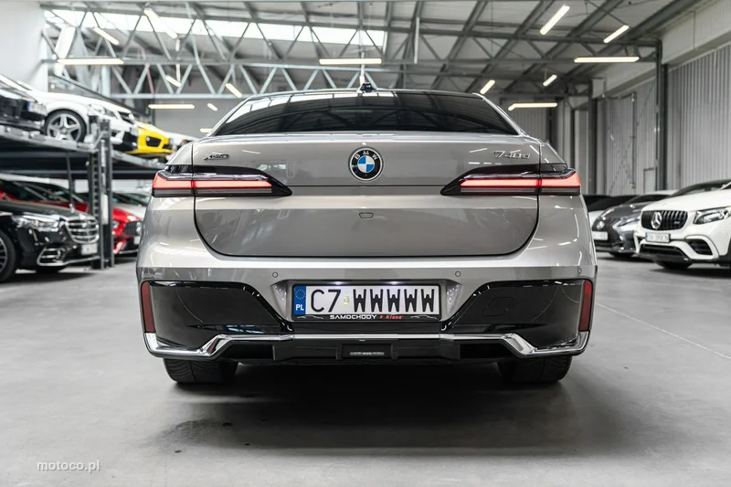 BMW Seria 7 G70 740 11