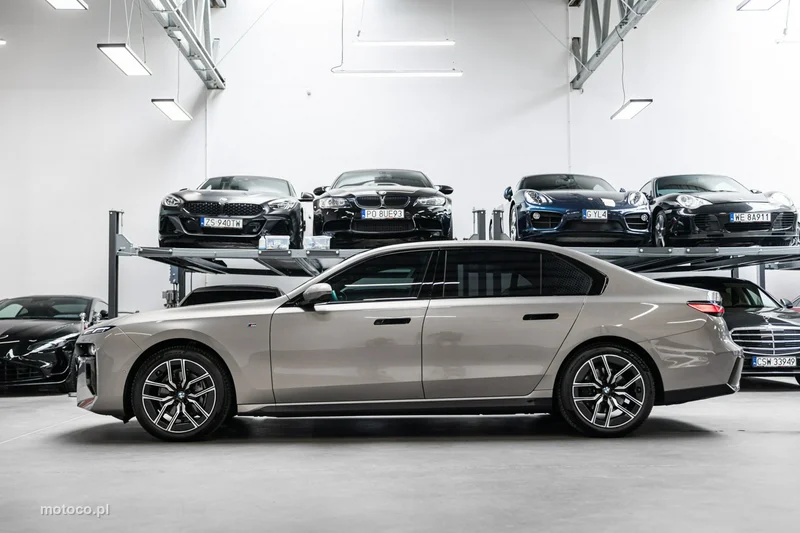 BMW Seria 7 G70 740 13