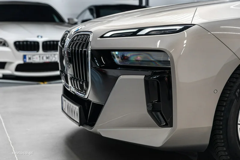 BMW Seria 7 G70 740 16