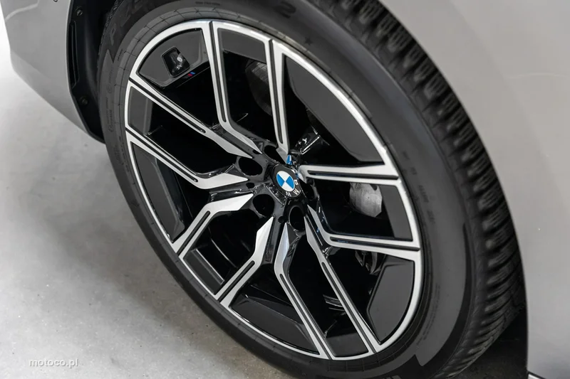 BMW Seria 7 G70 740 17