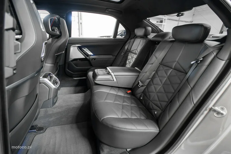 BMW Seria 7 G70 740 68