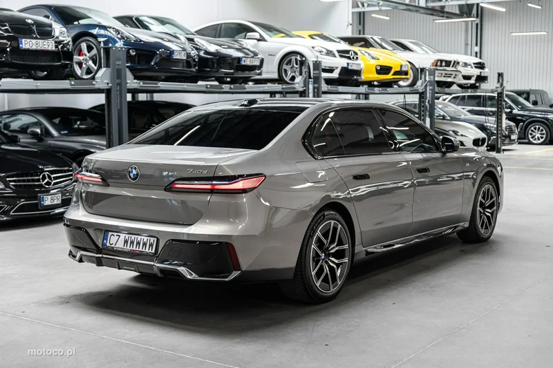 BMW Seria 7 G70 740 8
