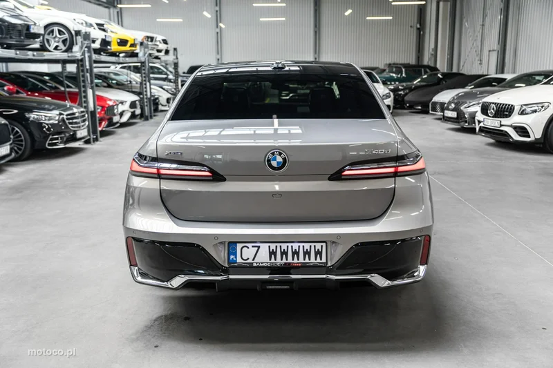 BMW Seria 7 G70 740 10