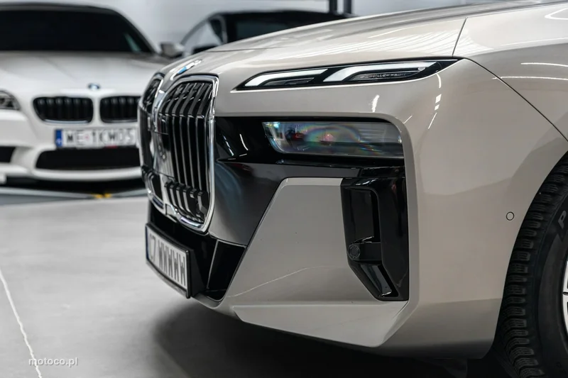 BMW Seria 7 G70 740 13