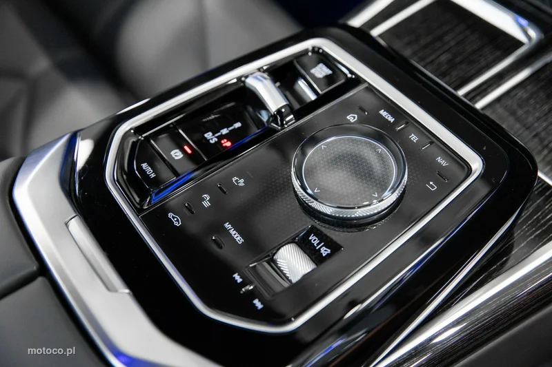 BMW Seria 7 G70 740 32