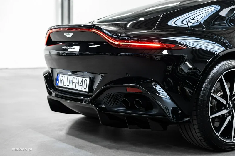Aston Martin Vantage 17
