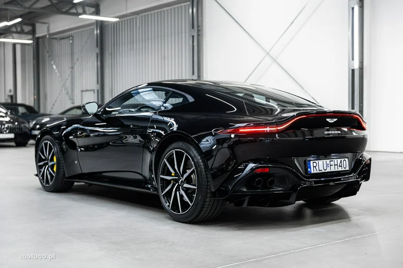 Aston Martin Vantage 8