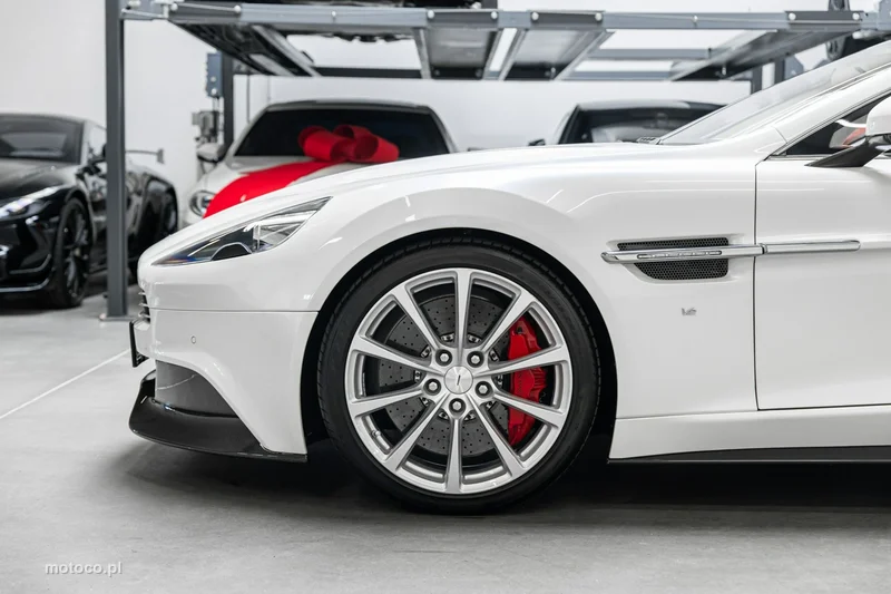 Aston Martin Vanquish 17