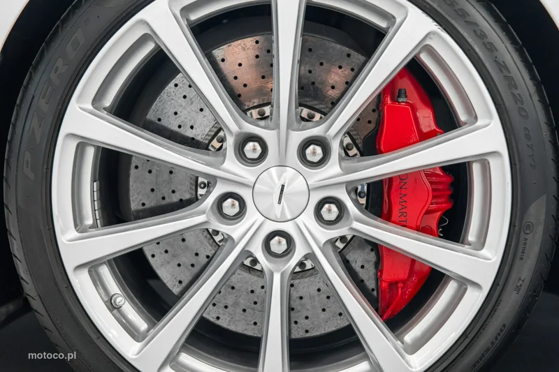 Aston Martin Vanquish 18