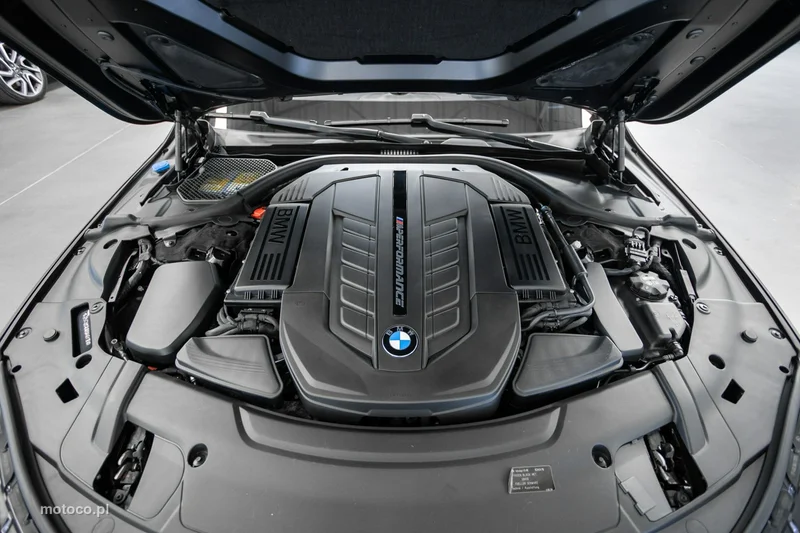 BMW M760 19