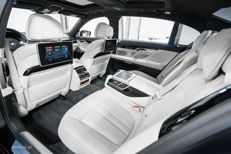 BMW M760 21