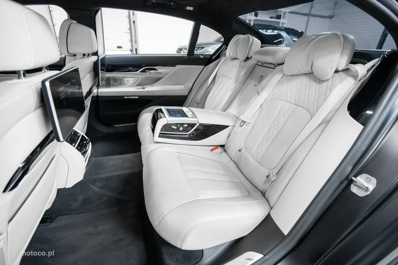 BMW M760 26