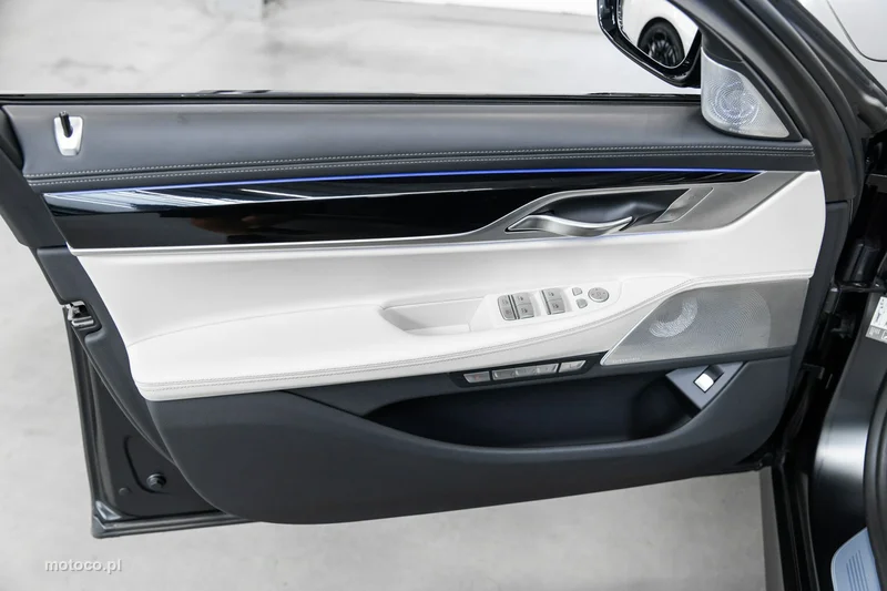 BMW M760 29